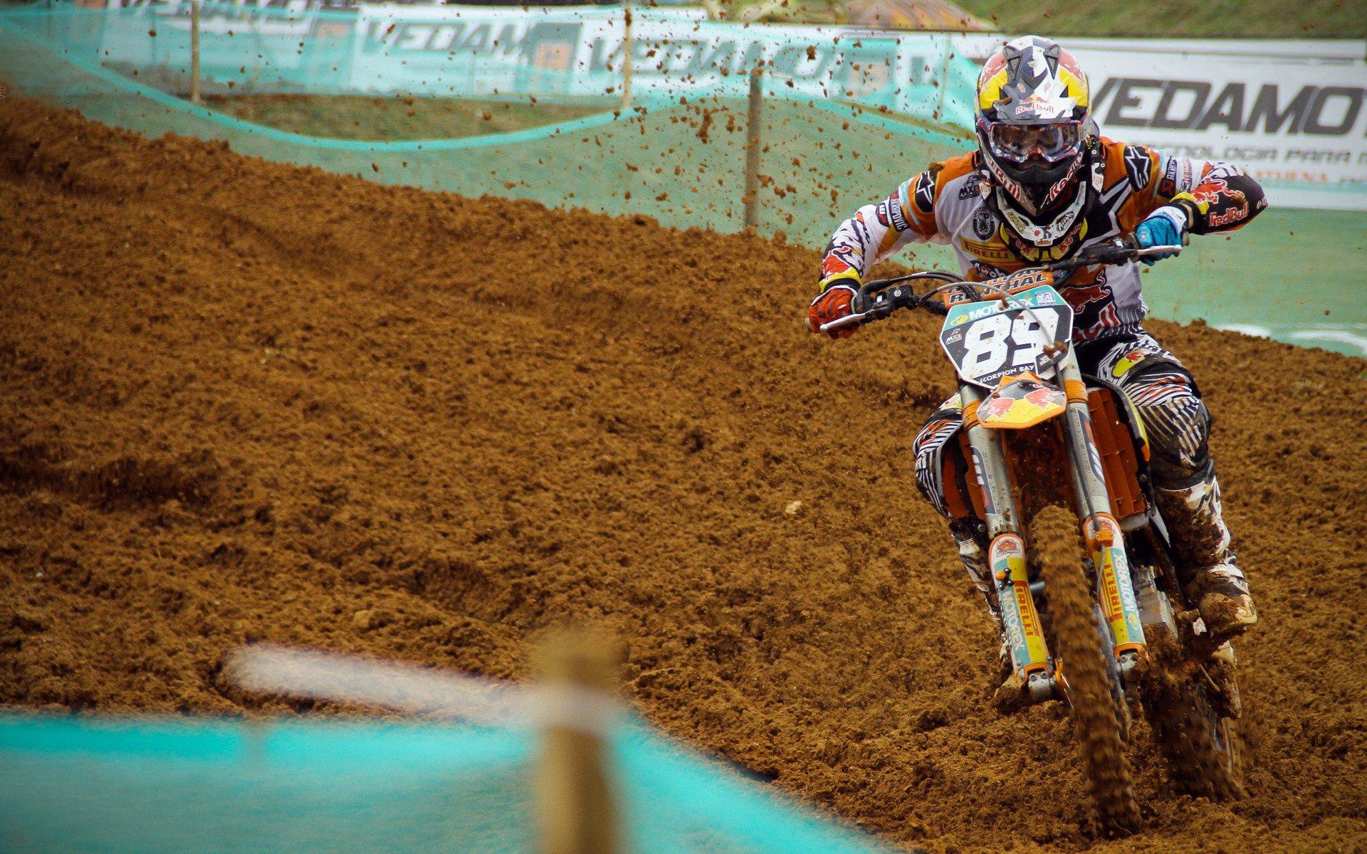 伊万坦言承担主帅责任 盛赞年轻国足未来可期