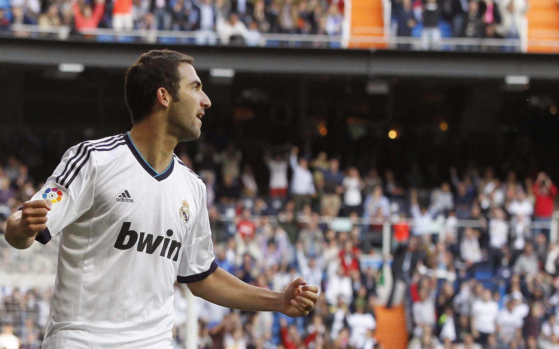 阿斯顿维拉官方悼念摇滚传奇,绿茵场与音乐世界的跨时代共鸣